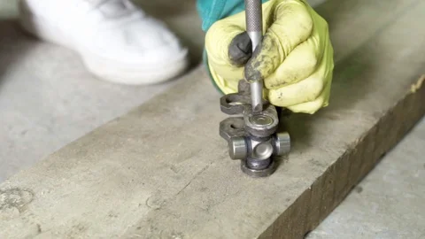 Mechanic using punch during repair of steering joint with cross bearing Vídeos de archivo 128920798