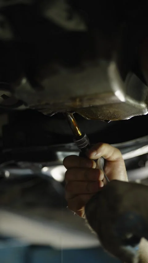 Mechanic using a thread tap tool to repair car oil-pan Видео 337570315