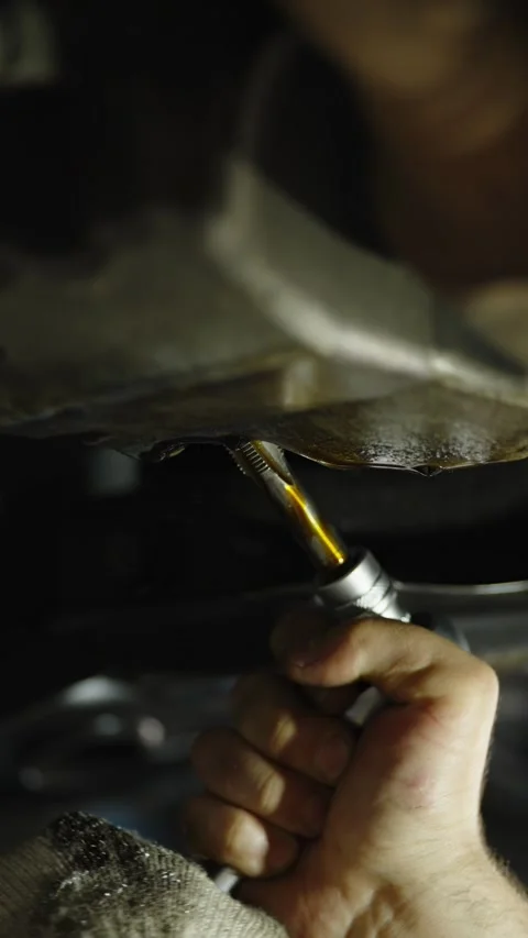 Mechanic using a thread tap tool to repair car oil-pan Видео 337570323