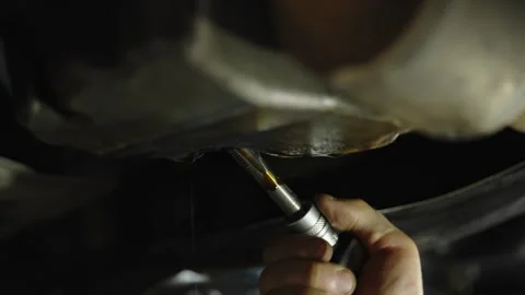 Mechanic using a thread tap tool to repair car oil-pan Видео 337570354