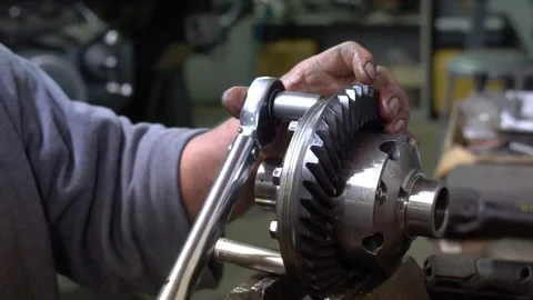 Mechanic using torque wrench on differential 库存影片 103296550