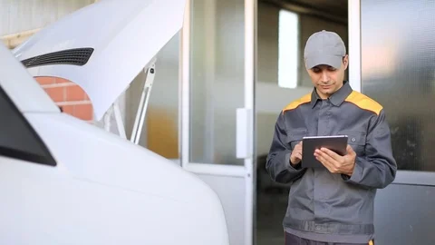 Mechanic at work Video stock 95767682