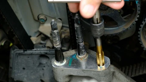 Mechanic at work Video stock 103636116