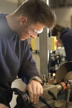 Mechanic working on car engine 库存照片