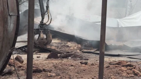 Mechanical arm claw of crane clears blockage of the twisted metal. Stockbeeldmateriaal 145991538