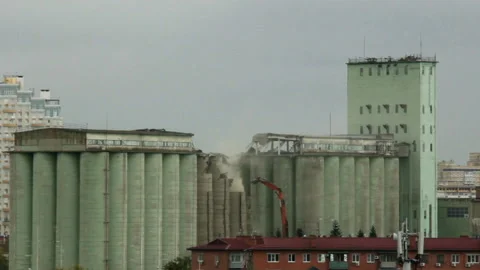 Mechanical arm destroys grain elevator 库存影片 133270408