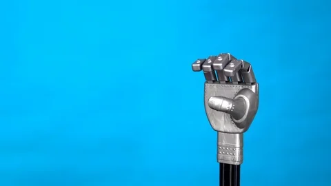 A mechanical arm flexes fingers. Gray cyborg arm came to life and began to move Vidéo 126662675