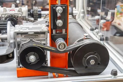 Mechanical assembly featuring belt-driven system, black belt over pulleys, .. 库存照片
