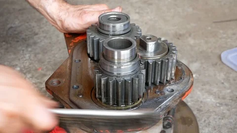 A mechanical brush cleans rust on gears. Vídeos de archivo 124933785