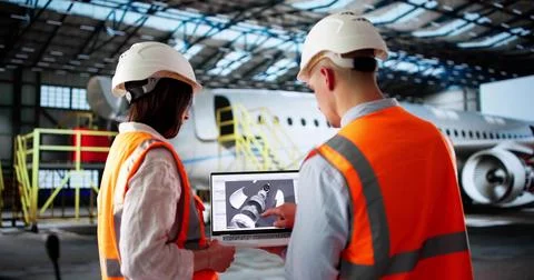 Mechanical Engineer Inspects A Jet Engine At The Airport Hangar. Foto stock