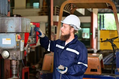 Mechanical engineer repairing engine machine at factory Stock-Fotos