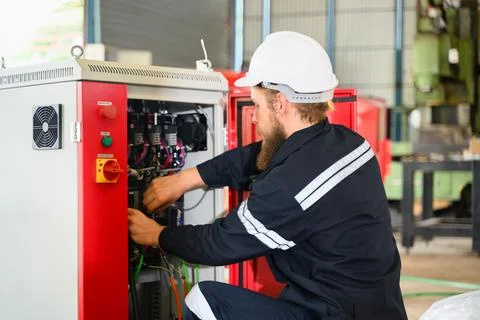 Mechanical engineer repairing engine machine at factory Foto stock