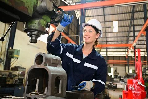 Mechanical engineer repairing engine machine at factory Foto stock