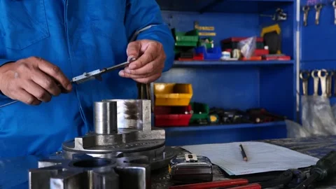 Mechanical Engineer Using Vernier Caliper to Measure Machine Part 库存影片 297919591