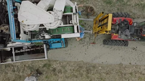 Mechanical grape harvest with harvester machine in Poligny, Jura, France Vidéo 343481849
