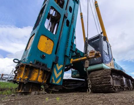 Mechanical hammer of a pile driver at a construction site, Foto stock