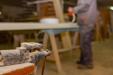 Mechanical hand vise clamp with parallel jaws in the workshop of carpentry Foto stock