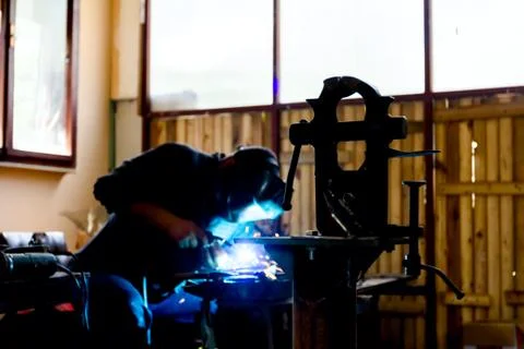 Mechanical hand vise with parallel jaws in the metalwork, craftsman welding i Stock-Fotos