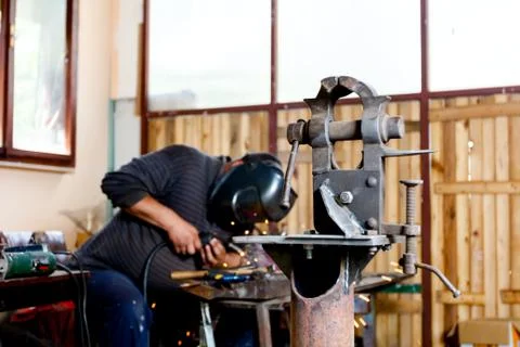 Mechanical hand vise with parallel jaws in the metalwork, craftsman welding i 库存照片