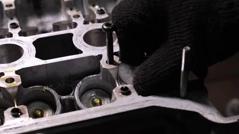 Mechanical replacement of hydraulic compensators on cylinder head 스톡 동영상 302541176