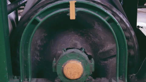 Mechanical rollers remove moisture from the paper. Vidéo 171864474