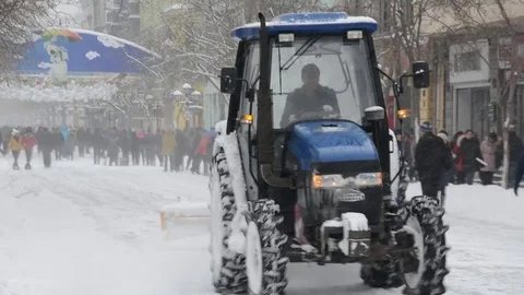 Mechanical Sweeper clearing the snow Vídeo Stock 85216006