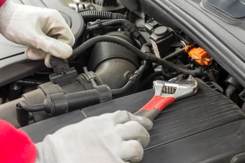 Mechanician performing maintenance on a car engine 库存照片