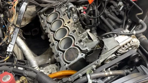 Mechanics disassembling engine during vehicle maintenance process Video stock 292657351