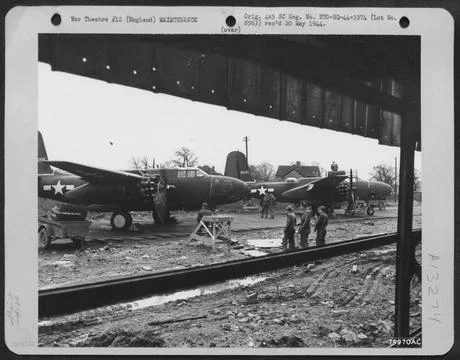 Mechanics Make Final Engine Tests On A Douglas A-20 At An Air Force Assemb... Foto stock