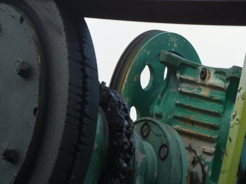 Mechanism with rollers that turns the attraction Ferris wheel Vídeo Stock 84727091