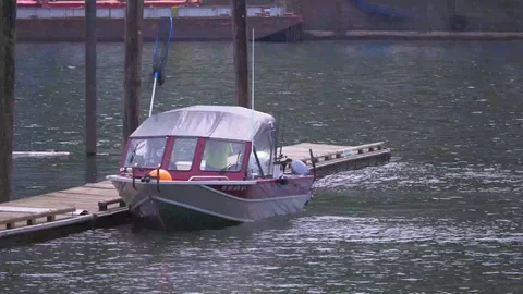 Med Shot Portland Willamette River Boat Boaters Get Off Boat Vídeos de archivo 90498053