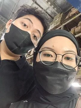 Medan, Indonesia - September 08, 2022: Young Asian couple wearing face mask.. Fotos Stock