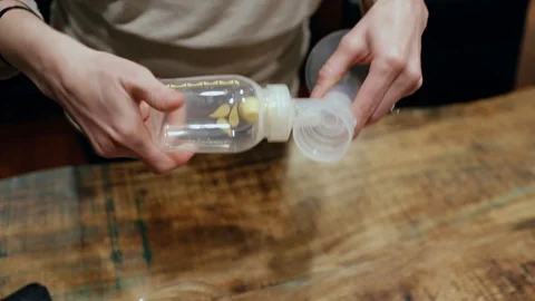 Medela Breast Pump Assembly Put Together Demonstration Female Hands Bottles Milk Vídeo Stock 128544908