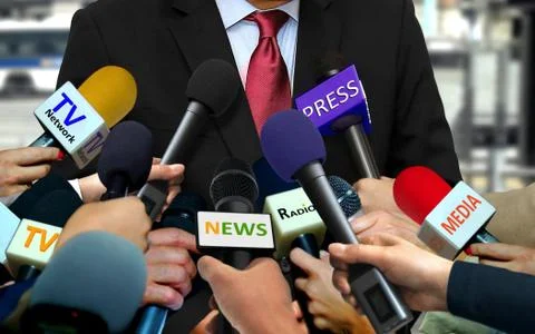 Media and press interview with group of journalists surrounding VIP Foto stock