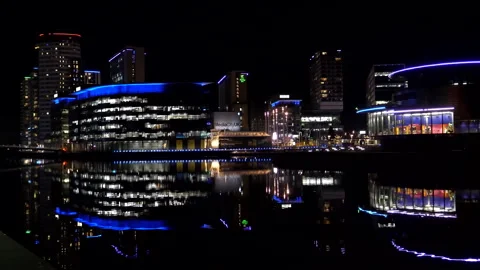Media City BBC ITV light reflections at night in Salford Quays 库存影片 255573461