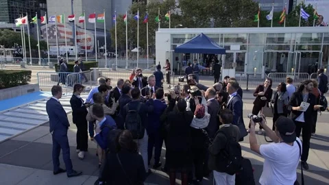 Media crowd outside UN headquarters, high angle Stock-Footage 346265215