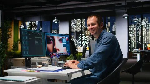 Media editor using AI program turning text prompt into photos Stock-Fotos
