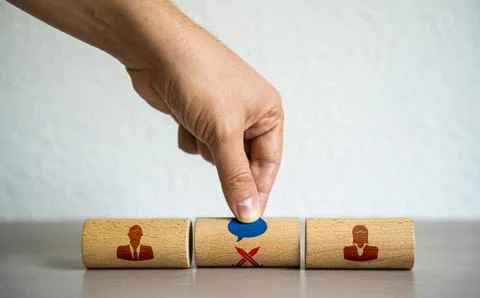 The mediator changes the conflict through dialogue between opponents. Negot.. 스톡 사진