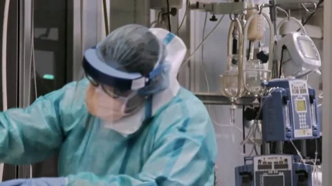 Medic conduct procedures for a seriously ill patient Video stock 133391903
