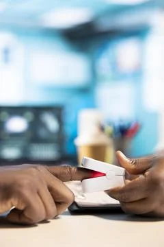 Medic expert checking oxygen saturation and pulse rate using oximeter Fotos de archivo