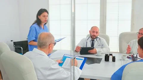 Medical assistant using clipboard presenting disease development Stockfoto's