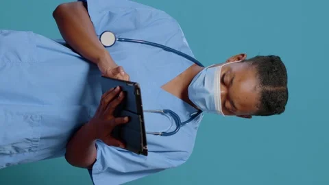 Medical assistant using digital tablet with touch screen Stock Footage 171325693