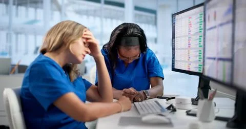 Medical Biller Struggles With Coding Errors While Using Office Computer Today 库存照片