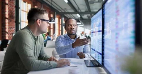 Medical Billing Analyst And Coder Argue Loudly Over Spreadsheet Errors Togeth Foto stock