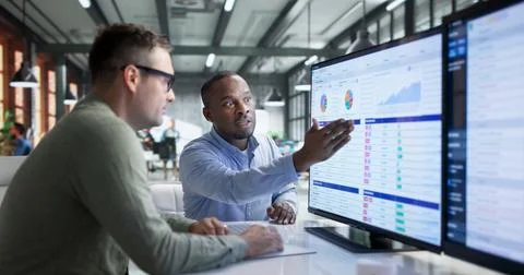 Medical Billing Analyst And Coder Argue Loudly Over Spreadsheet Errors During Foto stock