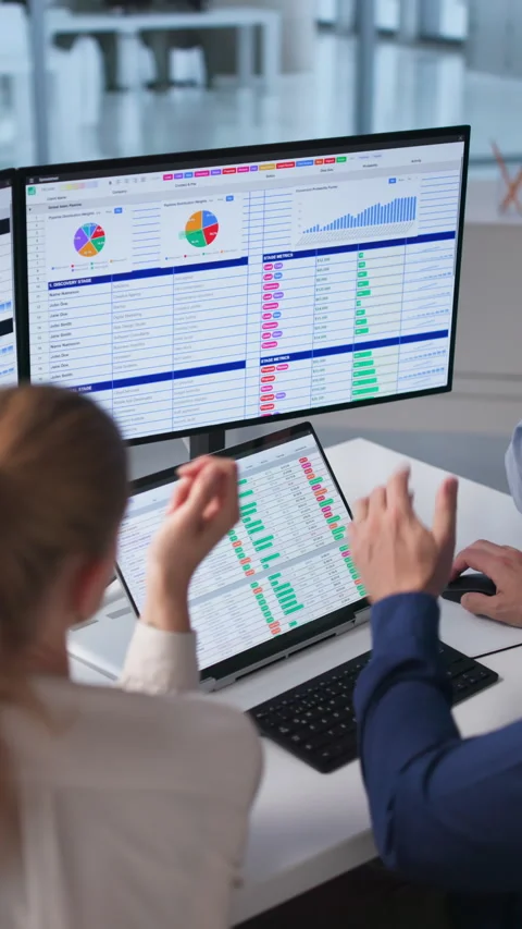 Medical Billing Analyst Coding Spreadsheets On Laptop Vidéo 337631081
