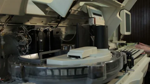 Medical device for sample analysis, laboratory technician working on computer. Vídeo Stock 52335291