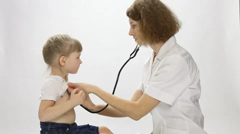 Medical examination of a little girl | Stock Video