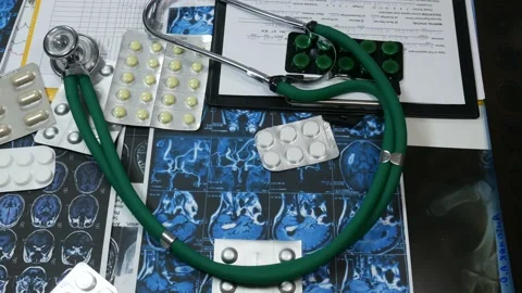 Medical instruments and tablets with X-rays 動画素材 87798896