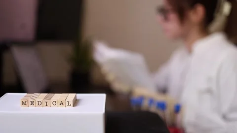 Medical intern prepares for diagnostics Vidéo 337571000